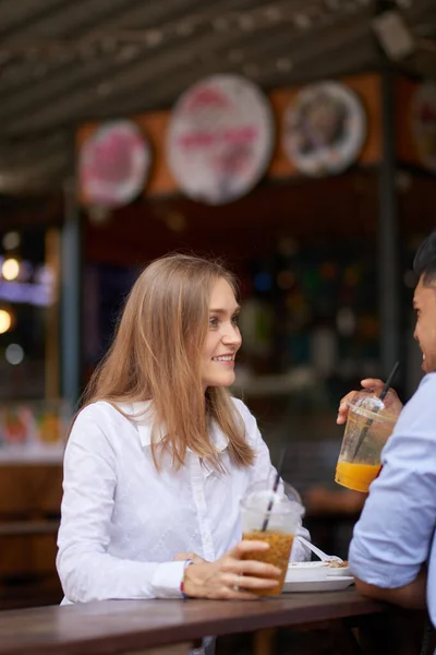 Urocza kobieta delektująca się świeżym drinkiem — Zdjęcie stockowe