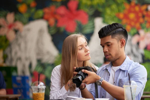 Diversa pareja mirando las fotos que hicieron — Foto de Stock