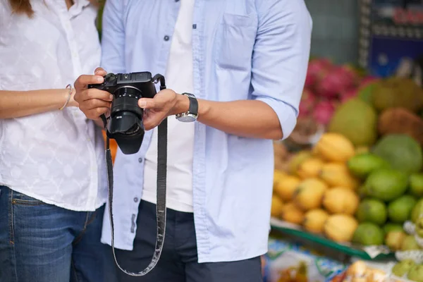 Turisti controllare le foto — Foto Stock