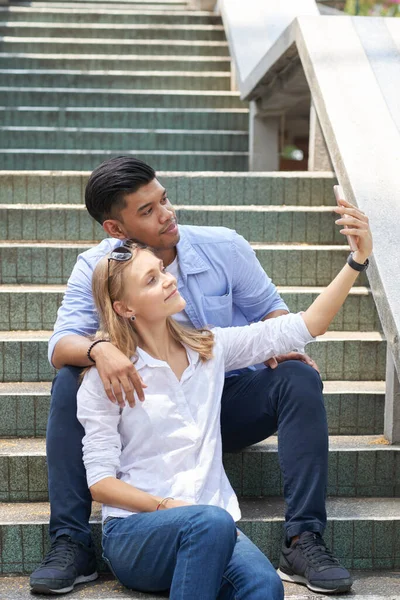 Mujer tomando selfie con novio — Foto de Stock