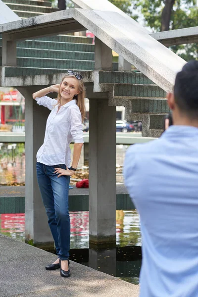 Mujer joven sonriente posando — Foto de Stock