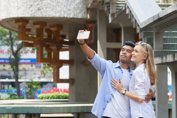 Feliz pareja multiétnica enamorada — Foto de Stock