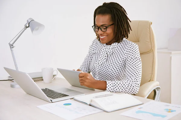 Fröhliche junge Unternehmerin — Stockfoto