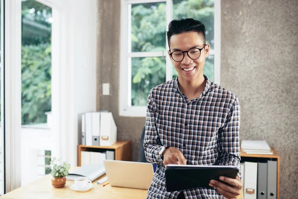 Empreendedor trabalhando no computador tablet — Fotografia de Stock