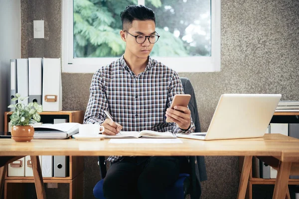 Imprenditore che lavora presso Office Desk — Foto Stock