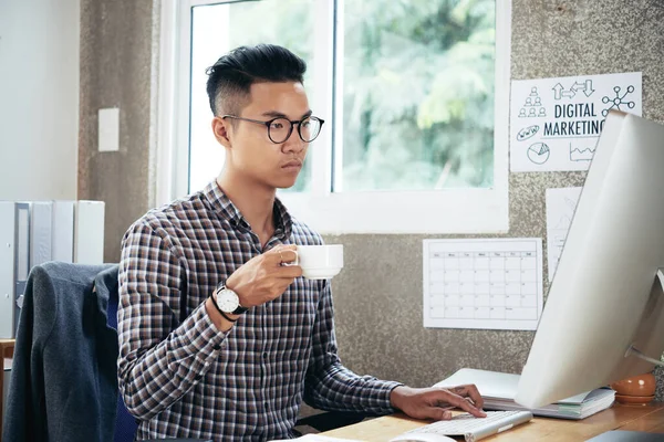 İş adamı Sabah Kahvesini İçiyor