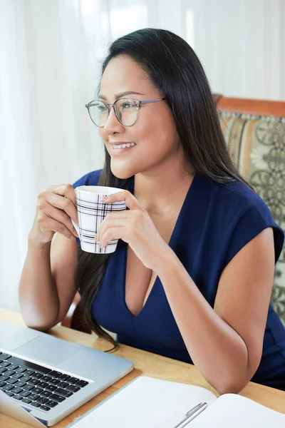 女性起業家コーヒーを飲むカップ — ストック写真