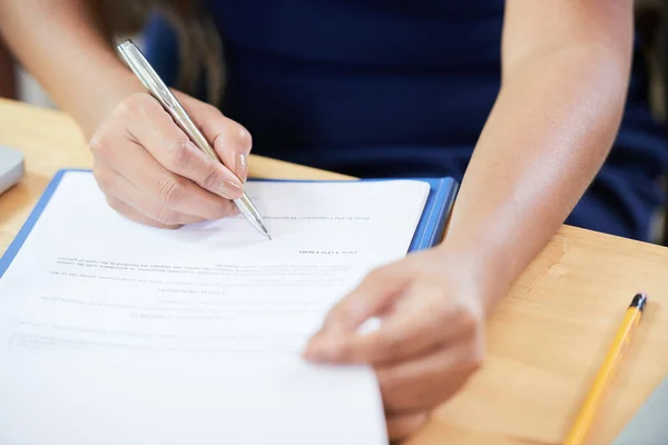 Empreendedora do sexo feminino que trabalha no escritório — Fotografia de Stock