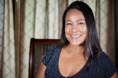 Uzun Parlak Saçlı Olgun Kadın