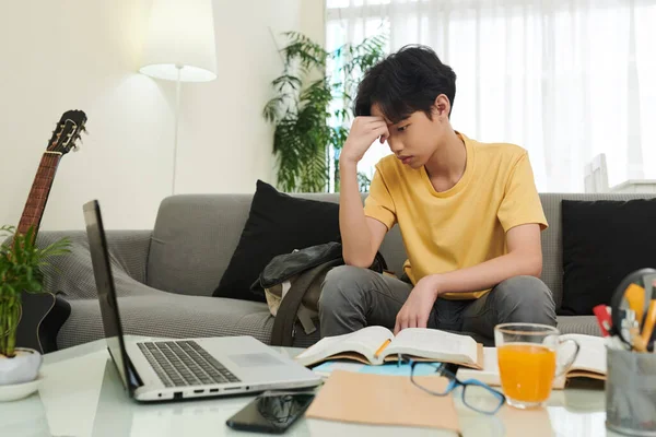 Schuljunge hat genug von Hausaufgaben — Stockfoto