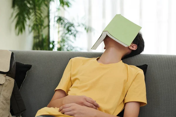 Niño cayó dormido en sofá — Foto de Stock