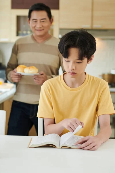 Trotse Vader, kijkend naar de Lezende Zoon — Stockfoto