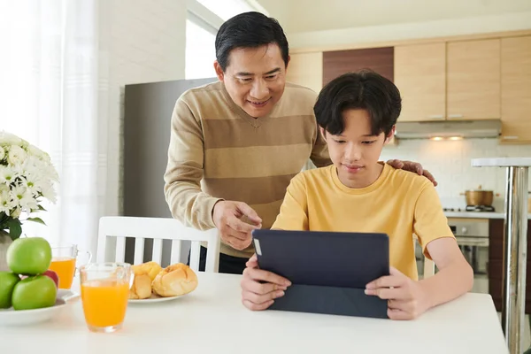 Pai Patting seu filho no ombro — Fotografia de Stock