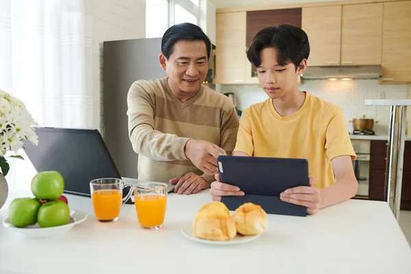 Padre e figlio che lavorano a casa — Foto Stock