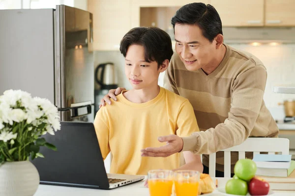 Testresultaten van vader en zoon — Stockfoto