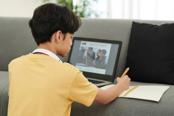 Ragazzo adolescente che frequenta la classe online — Foto Stock