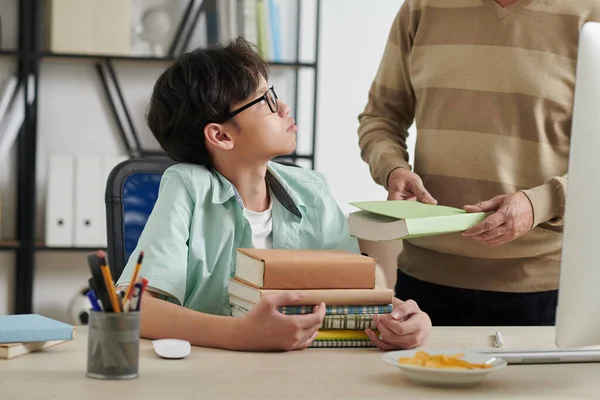 Padre Gliving Libro a Hijo — Foto de Stock