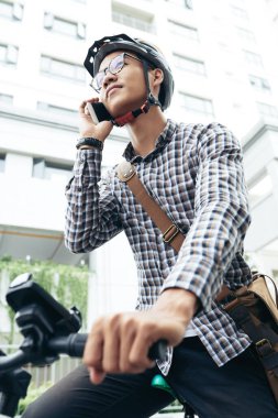 Bisiklete binen Öğrenci