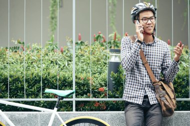 Telefondan Konuşan Olumlu Adam