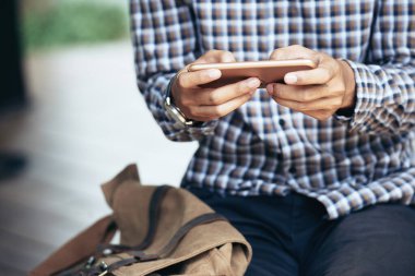 Sosyal medyada Arkadaşlara Cevap Veren Adam