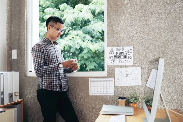 Gerente de Marketing de pie en la ventana de Office —  Fotos de Stock