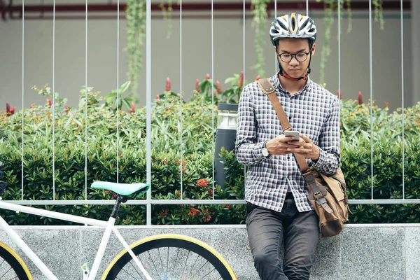 College studente in bicicletta casco — Foto Stock