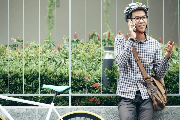 Uomo Positivo Parlare al Telefono — Foto Stock