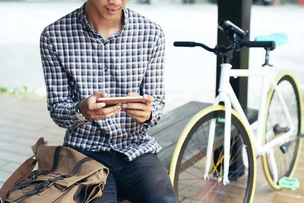 College Student überprüft mobile Anwendung — Stockfoto