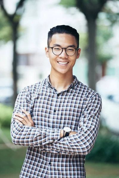 Portret van een gelukkige jongeman — Stockfoto