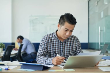 Ofis Masasında çalışan UI Tasarımcısı