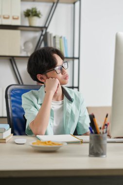 Pencereden bakan dalgın çocuk