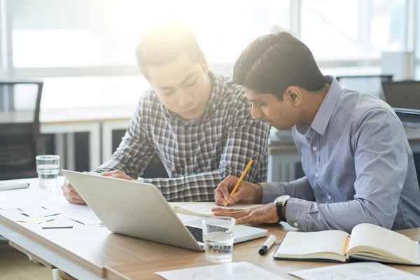 Geschäftsteam diskutiert Dokumente — Stockfoto