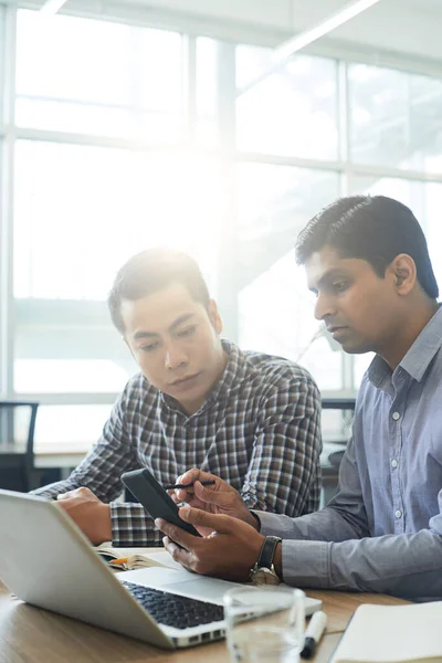 Reunião de desenvolvedores com o UX Designer — Fotografia de Stock