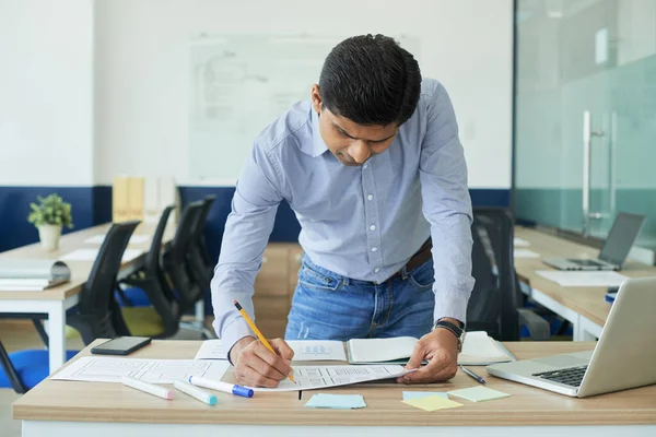 Diseñador de IU haciendo correcciones — Foto de Stock