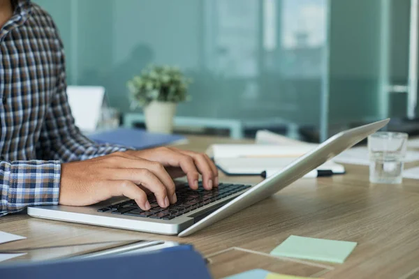 Unternehmer tippt auf Laptop — Stockfoto