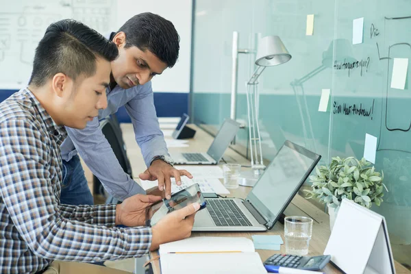 Diseñadores discutiendo nuevas ideas — Foto de Stock