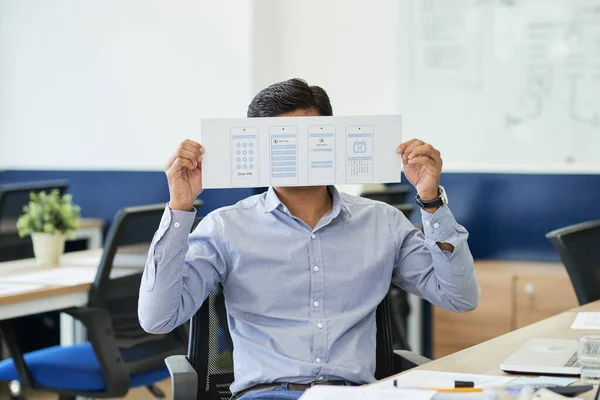 Diseñador de IU Mostrando Documento con Diseño de Interfaz — Foto de Stock