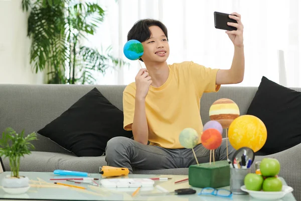 Menino tomando selfie com terra isopor planeta — Fotografia de Stock