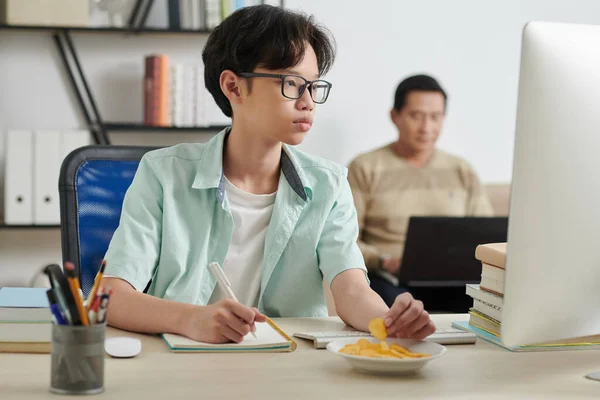 Pensive Boy doet huiswerk — Stockfoto