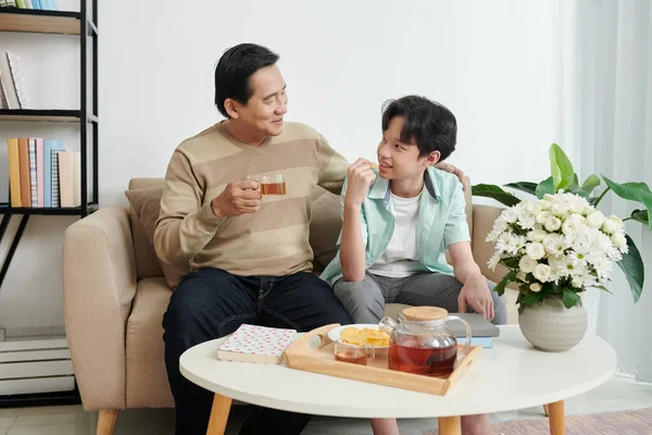 Padre e Figlio Parlando — Foto Stock