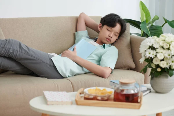 Agotado adolescente chico durmiendo — Foto de Stock