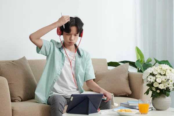 Adolescente chico viendo Lection — Foto de Stock