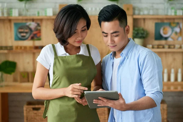 Business Couple Lista de Leitura em Tablet — Fotografia de Stock