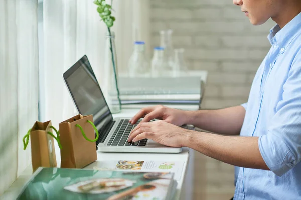 Man arbetar på Online Shop — Stockfoto