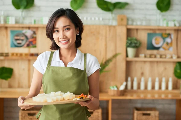 Vrouw met biologische zeep ingrediënten — Stockfoto