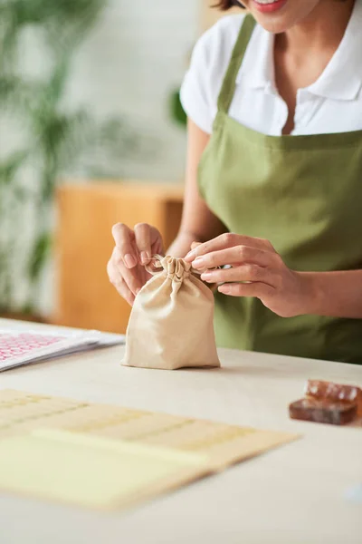 Kvinna Tying Cotton Bag med tvål — Stockfoto