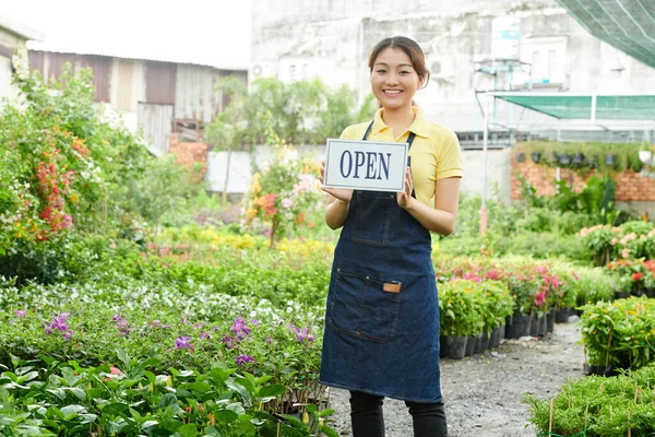 Mujer apertura planta vivero — Foto de Stock