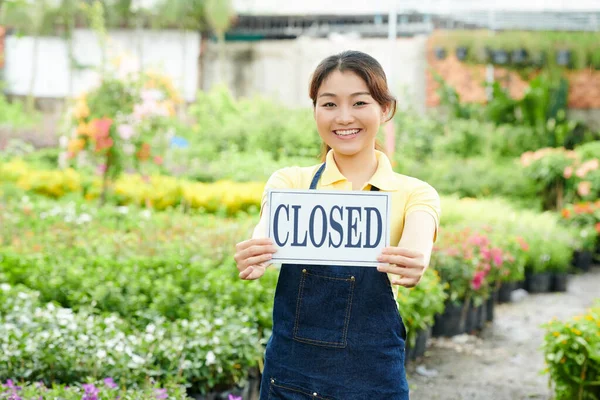 Young Woman Closing Plant Nursery — Stock Photo, Image