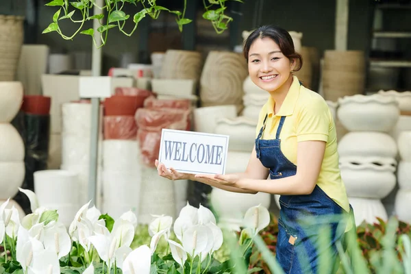 女性植物市場への顧客を招待 — ストック写真