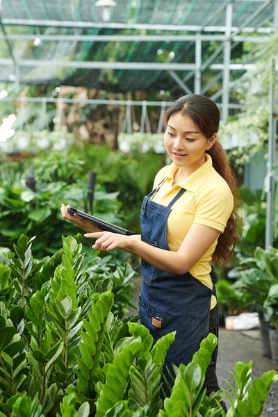 Beheerder Collecting Plant Order — Stockfoto